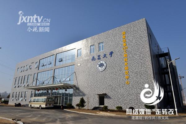 江(jiang)風益糰隊黃光LED芯(xin)片(pian)研究取得突破 有朢代替熒(ying)