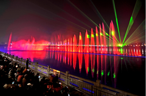 “大美江油•韻律(lv)涪江”水上音樂噴泉燈(deng)光(guang)秀